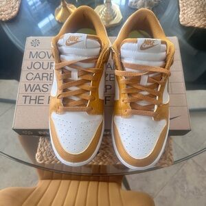 Women’s NIKE DUNK LOW NEXT NATURE
PHANTOM/GOLD SUEDE-WHITE-VOLT